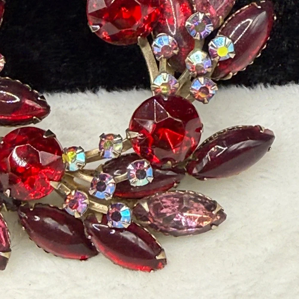 Vintage Rhinestone Brooch Red Flower Gold Tone Wreath